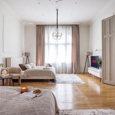 Timeless Elegant Apartment By Opera House Budapest Exterior photo