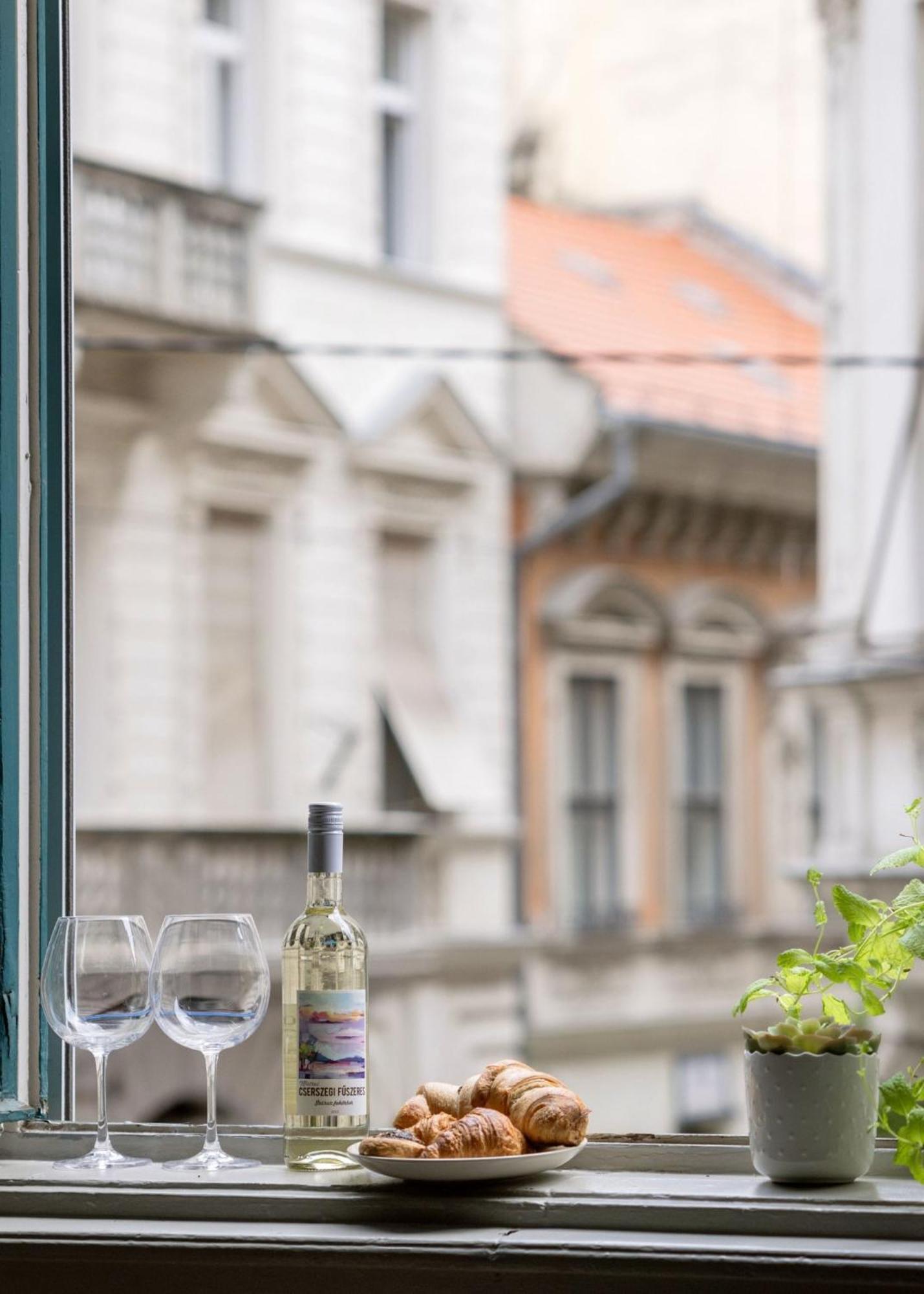 Timeless Elegant Apartment By Opera House Budapest Exterior photo